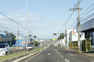 Avenida Eduardo Elias Zahran, no Jardim Monte Líbano, com pouco movimento de carros (Foto: Arquivo/Kísie Ainoã)