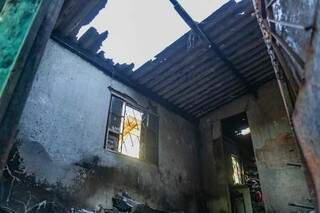 Parte do telhado caiu durante incêndio (Foto: Marcos Maluf) 