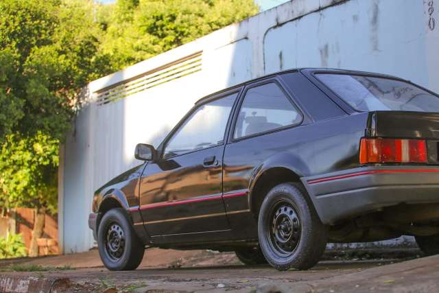 Ladr&atilde;o tenta furtar Escort 94, mas bateria descarregada e vizinho frustram plano