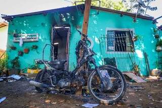 Casa foi destruída pelo fogo, que segundo a família, começou na sala (Foto: Marcos Maluf) 