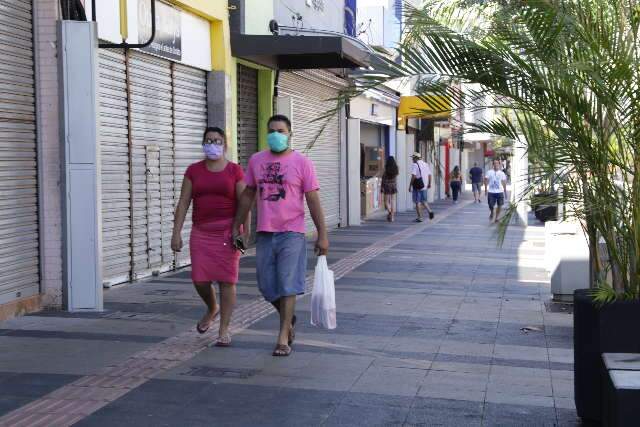 Poucas lojas abrem e movimento do com&eacute;rcio &eacute; fraco na &aacute;rea central