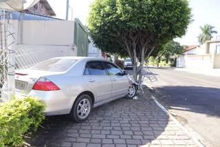 Desgovernado na descida, carro derruba grade de casa e para ap&oacute;s bater em &aacute;rvore