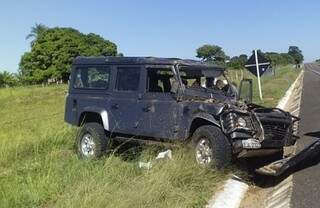 Motorista morre ap&oacute;s perder dire&ccedil;&atilde;o e capotar Land Rover 
