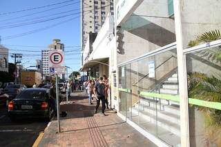 Na semana passada, trabalhadores fizeram fila em frente a Funsat em busca de uma oportunidade de emprego (Foto: Paulo Francis)