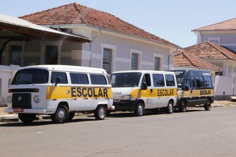 Publicado decreto que permite fretar vans escolares para transportar trabalhador
