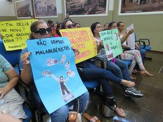 Professores durante protesto na Câmara de Dourados; prefeitura vai deixar contratados sem salário (Foto: Divulgação)