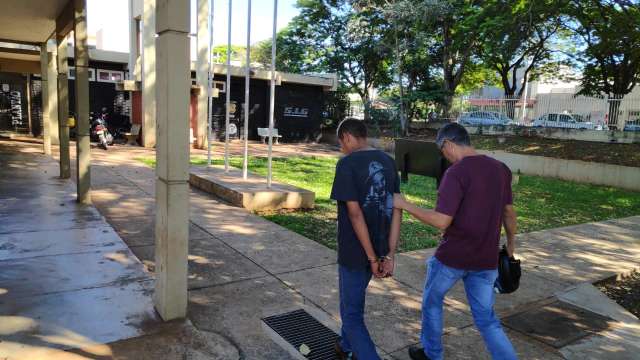 Pol&iacute;cia prende tr&ecirc;s com moto roubada e evita assalto a joalheria