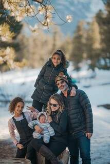 Ana Paula Monteiro Ayres com os três filhos e ao lado do marido. (Foto: Arquivo pessoal)