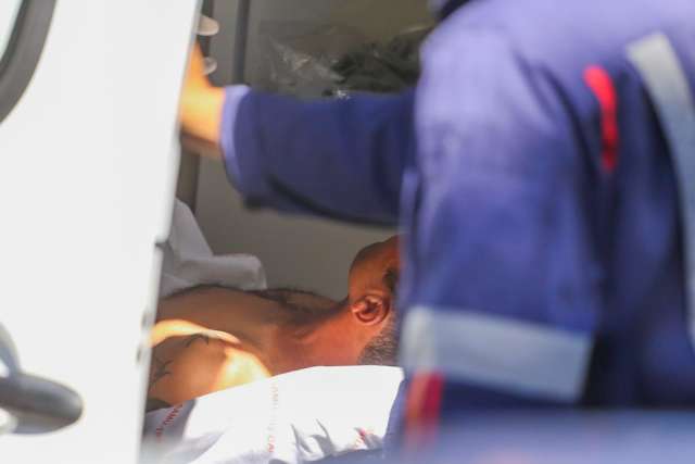 Ap&oacute;s ser atingido com produto corrosivo, detento &eacute; socorrido &agrave;s pressas