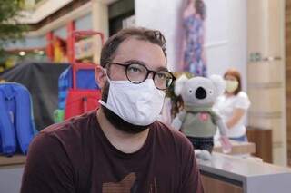 Com algumas lojas fechadas, shopping volta fazendo triagem e controle de entrada