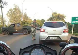 Na ponte sobre o Rio Apa, em Bela Vista, só sacola com comida passa para o lado paraguaio (Foto: Direto das Ruas)