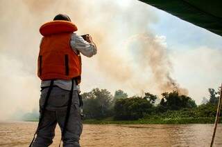 Fogo na margem do Rio Paraguai, em março: IHP aponta crime ambiental (Foto: IHP)