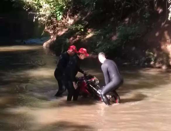 Bombeiros retiram de c&oacute;rrego motocicleta de funileiro assassinado