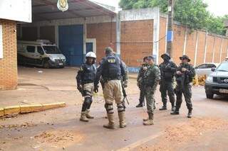 Policiais em frente ao Presídio de Segurança Máxima em Campo Grande, onde 450 pessoas visitam presos todos os dias (Foto: Marcos Maluf)