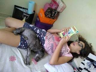 Sofia também aproveita para ler gibi. (Foto: Arquivo pessoal)