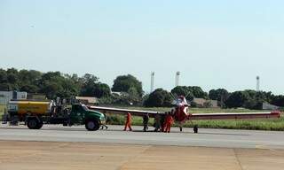 Aeronave sendo abastecida no Aeroporto de Corumbá (Foto: IHP)