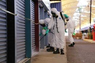 Militares desinfectam Feira Central e alertam sobre relaxamento na limpeza Militares desinfectam Feira Central e alertam sobre relaxamento na limpeza
