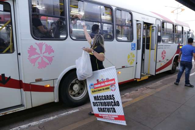 Institui&ccedil;&atilde;o distribui m&aacute;scaras gratuitamente nos terminais de &ocirc;nibus