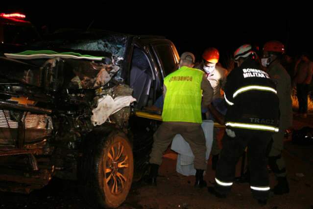Motorista fica preso &agrave;s ferragens ap&oacute;s colis&atilde;o na BR-060