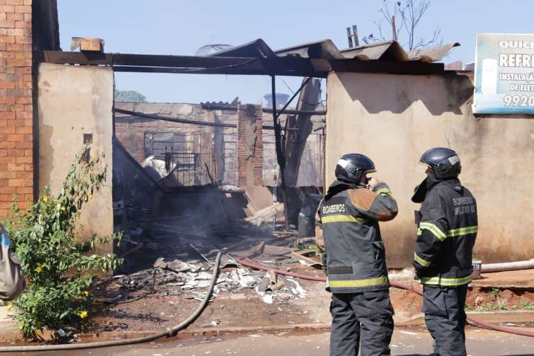 Casa ficou completamente destruída (Foto: Kisie Ainoã)