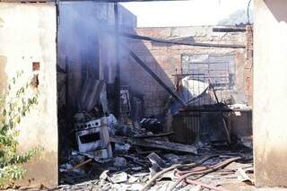 Casa &eacute; destru&iacute;da por inc&ecirc;ndio causado por curto-circuito