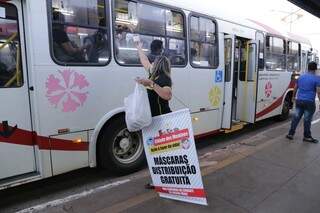 Institui&ccedil;&atilde;o distribui m&aacute;scaras gratuitamente nos terminais de &ocirc;nibus