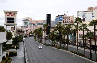 Las Vegas Strip, a avenida mais famosa da cidade e uma das mais conhecidas do mundo, sem tráfego devido à crise do coronavírus, em 18 de março. (Foto: Ethan Miller/Getty)