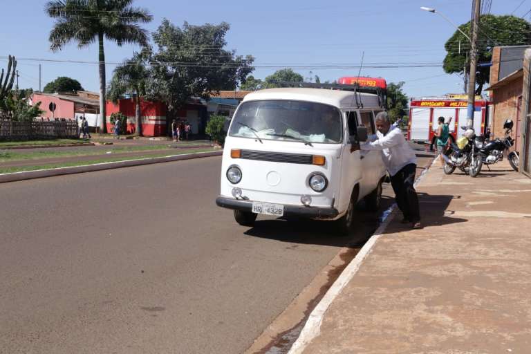 Volkswagen Kombi que foi retirada da garagem (Foto: Kisie Ainoã)