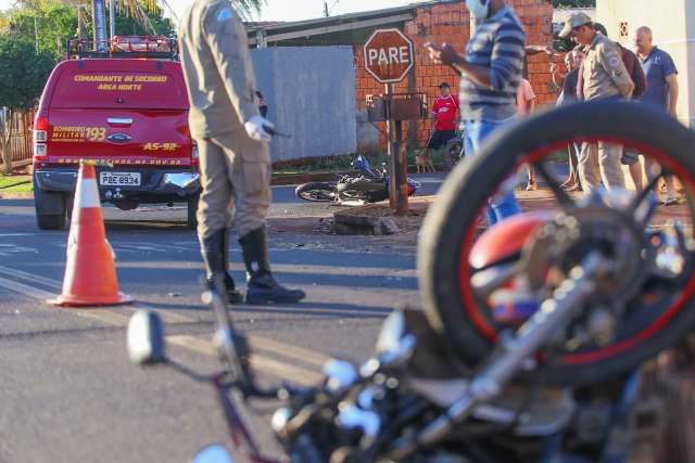 Mototaxista fica gravemente ferido em colis&atilde;o entre duas motos