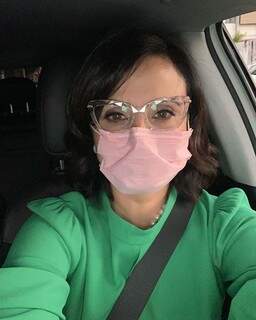 A ginecologista e obstetra, Maria Auxiliadora Budib também precisa usar óculos e máscara. (Foto: Arquivo pessoal)