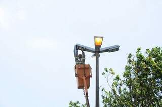 Manutenção da rede de iluminação pública está entre os serviços que serão retomados (Foto: Arquivo/Paulo Francis)