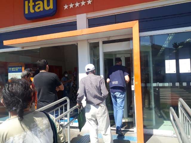 Banco &eacute; autuado por desrespeitar decreto municipal