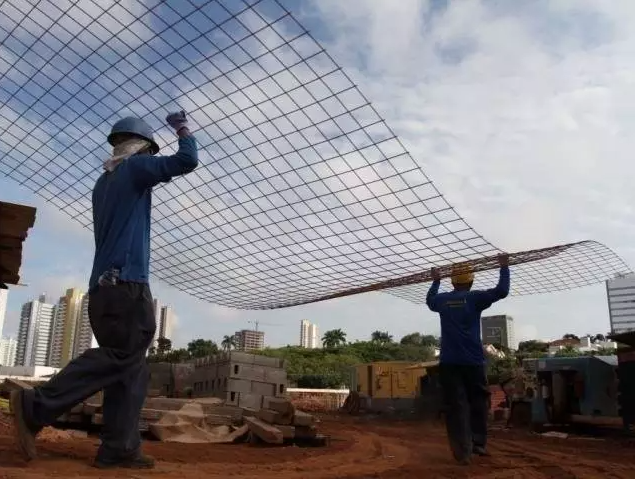 Na constru&ccedil;&atilde;o, setor cer&acirc;mico &eacute; o mais afetado por redu&ccedil;&atilde;o salarial 