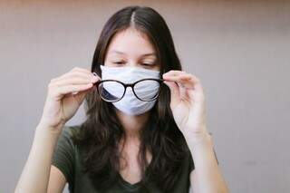 Evite que as lentes embacem colocando os óculos por cima da máscara. (Foto: Kísie Ainoã)