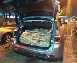 Motorista que fugiu com pneus furados a bala &eacute; preso com carga de maconha