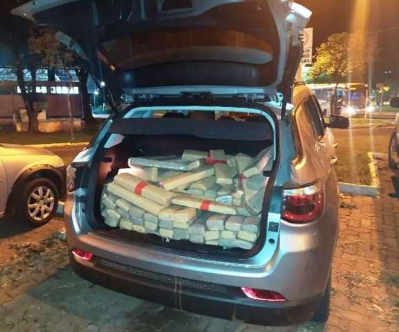 Motorista que fugiu com pneus furados a bala &eacute; preso com carga de maconha
