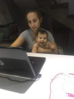 Faena e a bebezinha de 5 meses feliz e radiante no colo da mãe que precisa trabalhar. (Foto: Arquivo Pessoal)