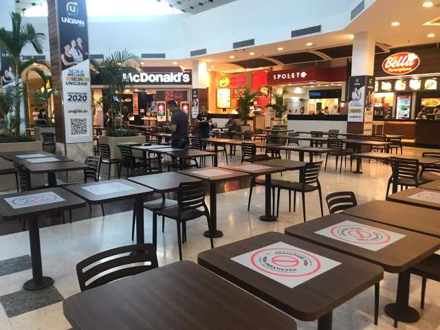 1&ordm; fim de semana com shoppings abertos &eacute; de corredores vazios 