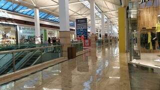 1&ordm; fim de semana com shoppings abertos &eacute; de corredores vazios 