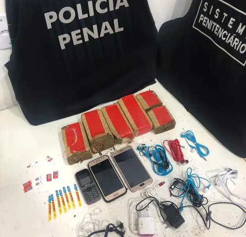 Agentes apreendem mei&otilde;es com drogas e celulares arremessados em &aacute;rea do PCC