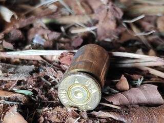 Cartucho de pistola 9 milímetros encontrado no local do crime (Foto: Adilson Domingos)