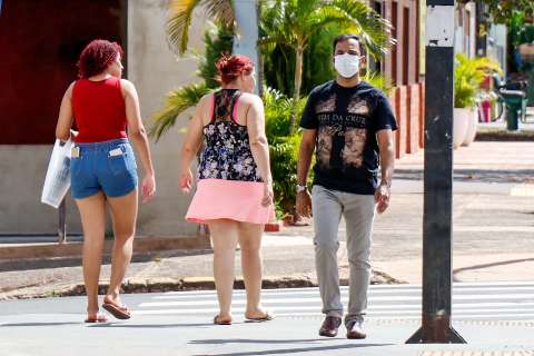 Nos bairros, muitos acham que n&atilde;o precisam de m&aacute;scara para ir &quot;ali pertinho&quot;