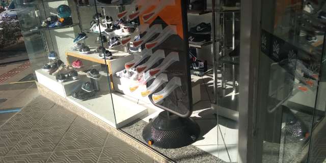 Ladr&atilde;o quebra vitrine e &eacute; preso ap&oacute;s furtar sapatos no Centro