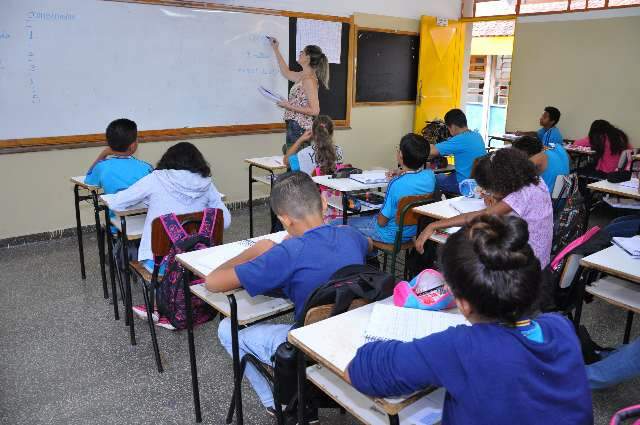 &quot;S&oacute; vamos antecipar a suspens&atilde;o dos contratos&quot;, diz Marquinhos sobre professores
