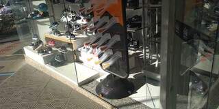 Ladrão quebra vitrine e é preso após furtar sapatos no Centro Ladrão quebra vitrine e é preso após furtar sapatos no Centro