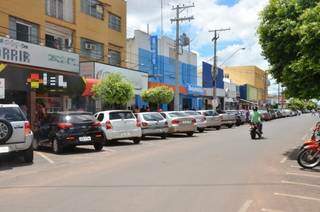 Rua do centro com estabelecimentos comerciais em Três Lagoas (Foto: Divulgação/Prefeitura)