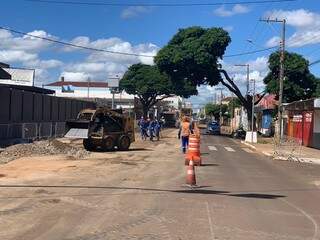 Equipes da Engepar trabalham no recapeamento da 14 na região da Feira Central neste sábado (25) (Foto: Direto das Ruas)
