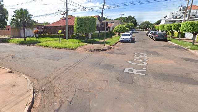 Adolescente rouba carro, foge da PM e &eacute; apreendido ap&oacute;s bater em meio-fio