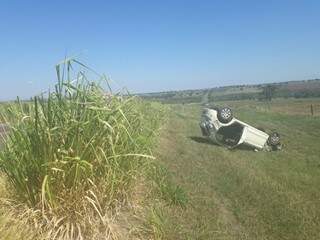 Capotagem deixa uma jovem ferida &agrave; margem da rodovia MS-395