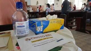 Luvas e álcool gel também foram distribuidos (Foto: Divulgação/Paróquia Cristo Rei)